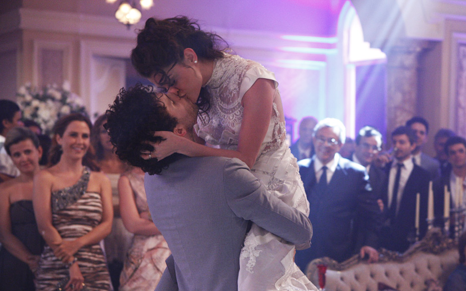 Lili e Márcio tascam um beijão em sua festa de casamento