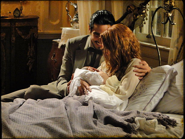 Fausto fica emocionado ao ver Carlota com o filho nos braços (Foto: Cordel Encantado/Tv Globo)