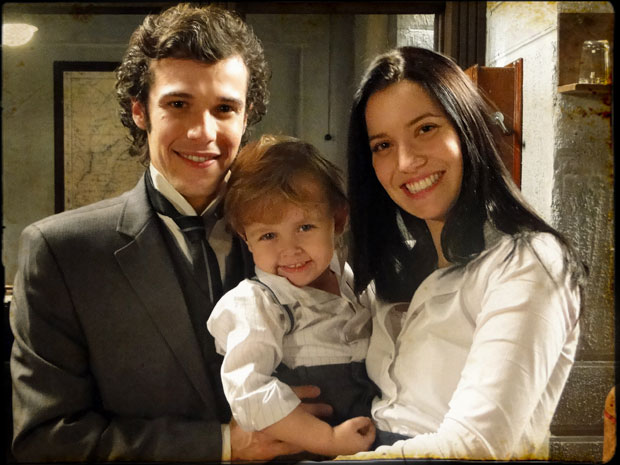 Felipe vira prefeito e Dora delegada. Os dois têm um filho chamado Jorge (Foto: Cordel Encantado/Tv Globo)