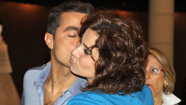 Ricardo Pereira dá aquele beijo em Giovanna Antonelli (Foto: TV Globo)