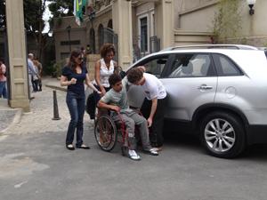Gabriel ajuda Jefferson com cadeira de rodas (Foto: Malhação / TV Globo)