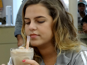 Michele milk shake Malhação (Foto: Malhação / TV Globo)