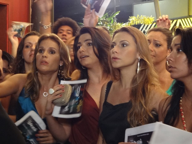 Verinha e outras ‘amigas’ de Nelson são barradas na festa (Foto: Malhação/ TV Globo)