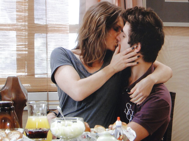 Laura e Guido dão um beijo apaixonado antes de serem flagrados por Débora (Foto: Malhação / TV Globo)