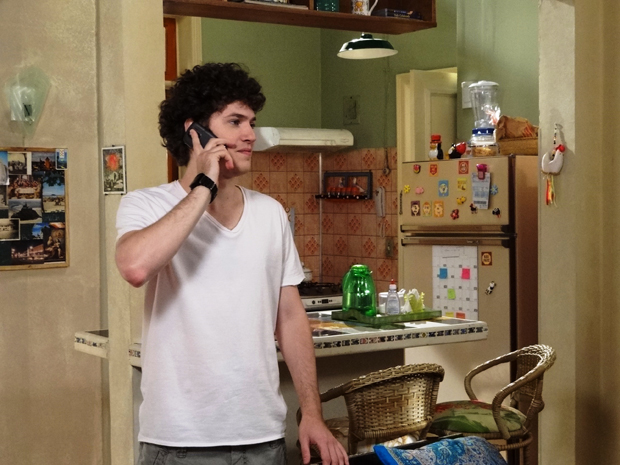 Gabriel fala com a avó no telefone (Foto: Malhação / TV Globo)