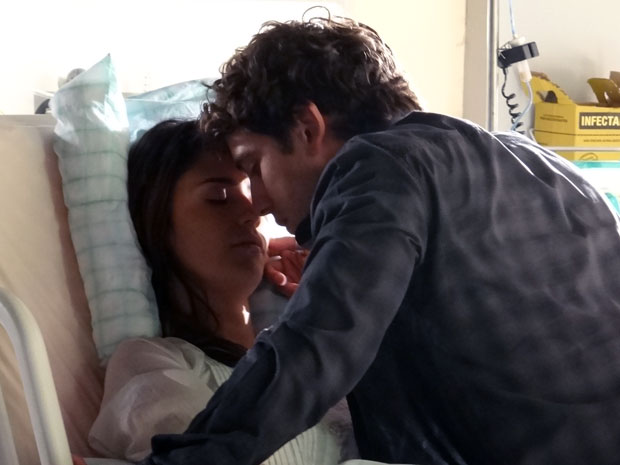 Emocionado, Rodrigo beija Ana depois de comprovar que é o pai de Júlia (Foto: A Vida da Gente - Tv Globo)