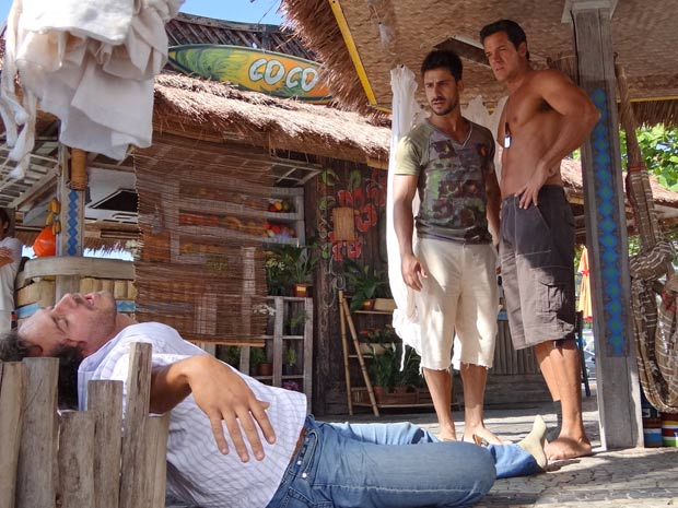 Enzo e Ferdinand encontram Guaracy jogado no quiosque da praia (Foto: Fina Estampa/TV Globo)
