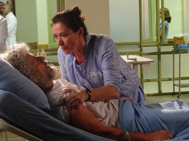 Griselda vai atrás de Pereirinha no hospital (Foto: Fina Estampa/TV Globo)
