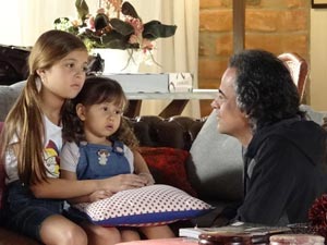 A tristeza das meninas quando o pai avisa que vai sair de casa (Foto: A Vida da Gente/TV Globo)