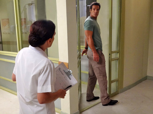 Enfermeira pega Ferdinand entrando no quarto de Marcela (Foto: Fina Estampa/ TV Globo)
