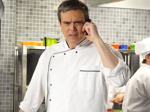 Chef fica desconfiado (Foto: Fina Estampa/TV Globo)