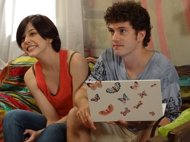 Gabriel olha sem graça para Cristal diante da situação embaraçosa alexia (Foto: Malhação / TV Globo)