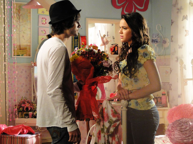 Agenor tenta presentear Belezinha com um buquê de flores, mas ela não se interessa (Foto: Aquele Beijo / TV Globo)