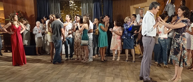 Tereza Cristina chega de surpresa na festa da rival (Foto: Fina Estampa/TV Globo)