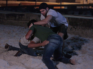 Wallace tenta apartar a briga (Foto: Fina Estampa/TV Globo)