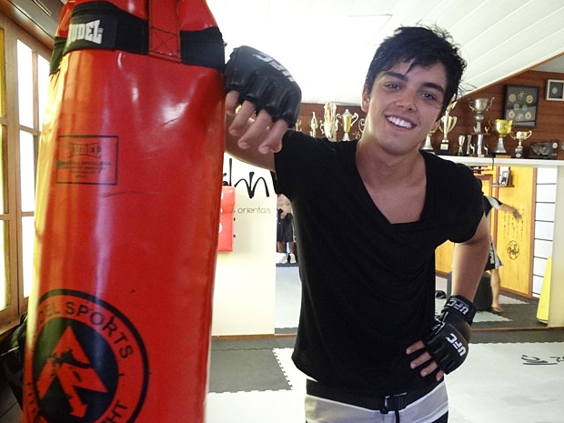 Assim como Leandro faz na novela, Rodrigo Simas também treina MMA (Foto: Fina Estampa/TV Globo)