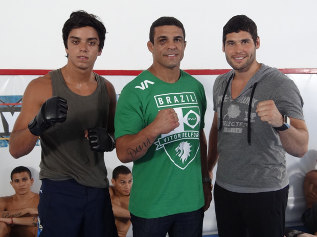 Vitor Belfort passou algumas dicas de MMA para Dudu Azevedo e Rodrigo Simas na gravação (Foto: Fina Estampa/TV Globo)