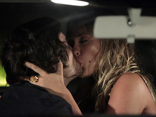 Agenor e Brigitte se beijam no carro (Foto: Aquele Beijo/TV Globo)