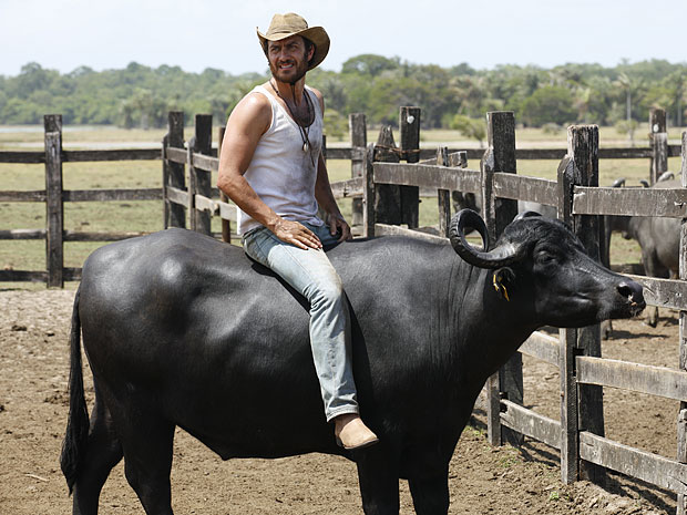 Gabriel domou um búfalo durante as gravações em Marajó (Foto: Amor Eterno Amor/TV Globo)