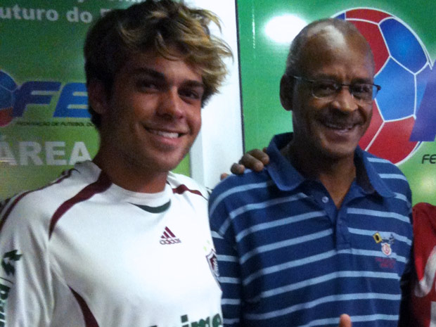 Lucas Cordeiro (Betão) ao lado de Assis, idolo do Fluminense (Foto: Malhação / TV Globo)