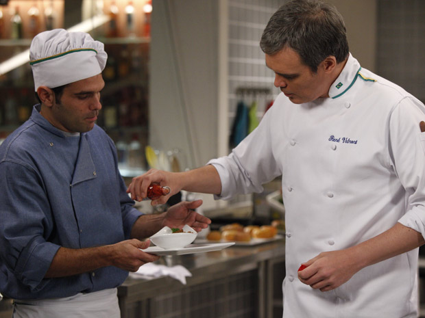 Antes de servir o prato de Tereza Cristina, René capricha na pimenta malagueta  (Foto: Fina Estampa / TV Globo)