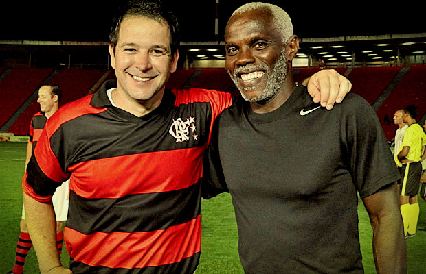 Murilo Benício com seu professor, o ex-jogador Cláudio Adão (Foto: Avenida Brasil/ TV Globo)