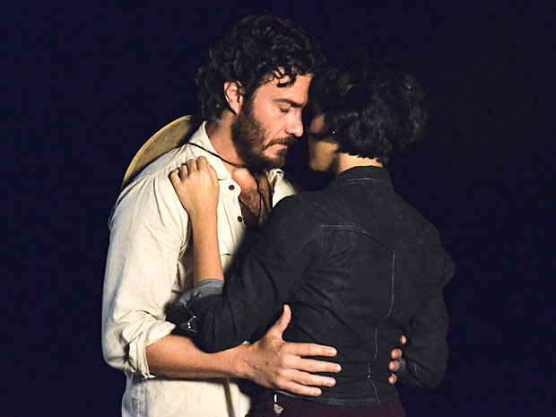 Carlos e Miriam se beijam (Foto: Amor Eterno Amor/TV Globo)