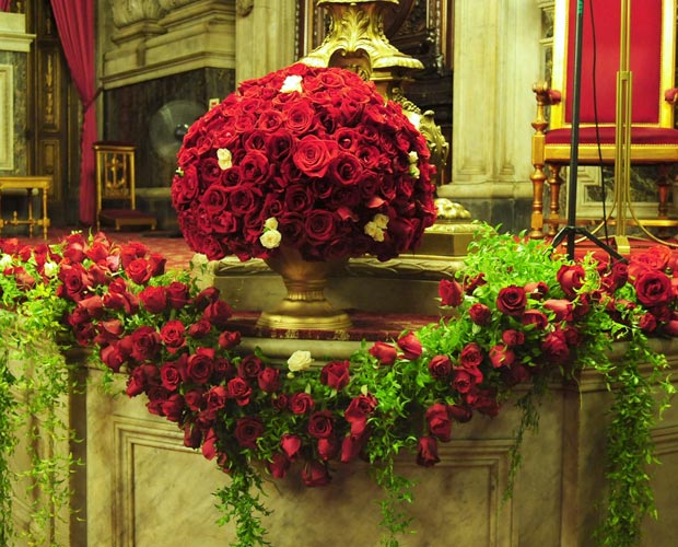 O altar dos noivos simbolizando o sentimento que os une. Vermelho paixão!