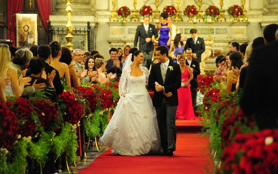 Claudia e Vicente passam pelo tapete vermelho como marido e mulher
