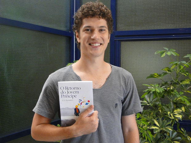 Caio Padun, apaixonado por livros, está lendo 'O retorno do Pequeno Príncipe' (Foto: Malhação / Tv Globo)