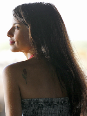 Andréia Horta também tem uma flor tatuada no corpo (Foto: Amor Eterno Amor / TV Globo)