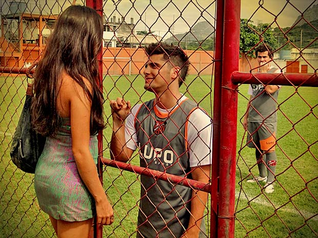 Leandro observa tudo de longe depois tira satisfações com ela (Foto: Avenida Brasil/ TV Globo)