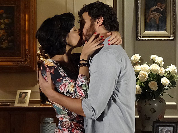 Miriam e Rodrigo não resistem e voltam a se beijar (Foto: Amor Eterno Amor/TV Globo)