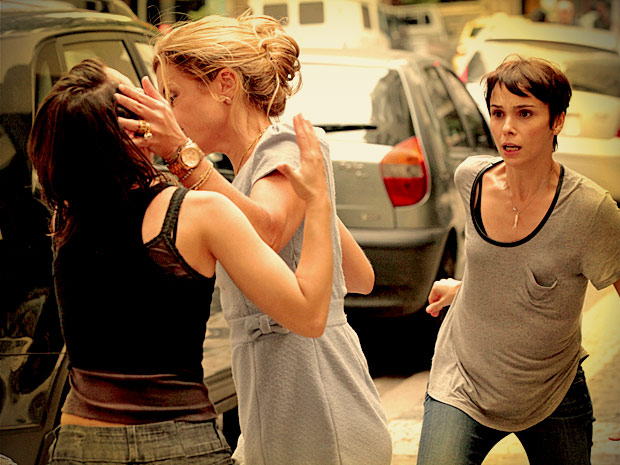 Carminha se descontrola e dá um tapão na cara de Betânia acreditando ser Rita (Foto: Avenida Brasil/ TV Globo)