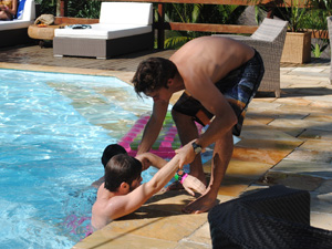 Betão ajuda a tirar Kiko da piscina (Foto: Malhação / TV Globo)