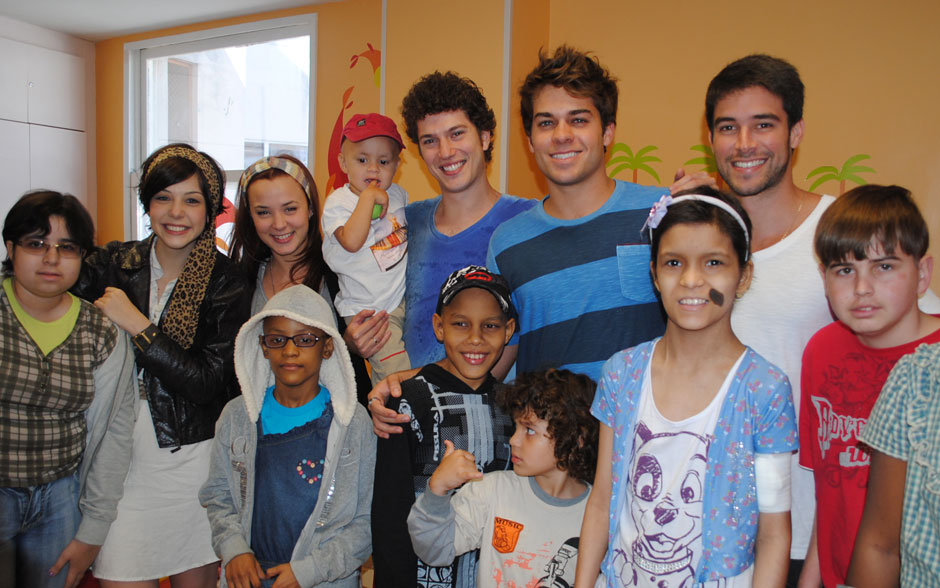 Parte do elenco de Malhação passou a manhã com as crianças do Instituto Nacional do Câncer 
