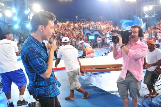 Luciano Huck dá uma de câmera nas gravações em Fortaleza 3 (Foto: Caldeirão do Huck / TV Globo)