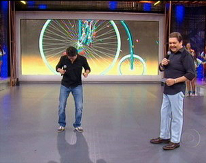 João Mauricio atende pedido de internauta e faz dancinha no palco (Foto: Domingão do Faustão / TV Globo)