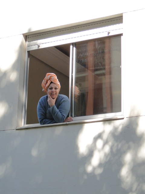 Sandra conversou com Otaviano Costa pela janela da sua casa