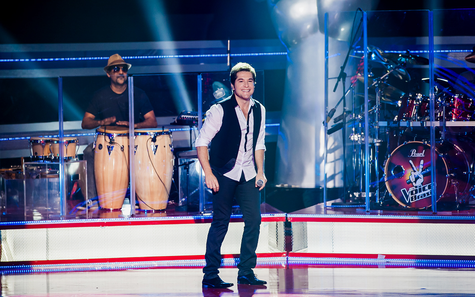 Técnico Daniel abre o The Voice Brasil cantando a música 'Não Quero Dinheiro', de Tim Maia