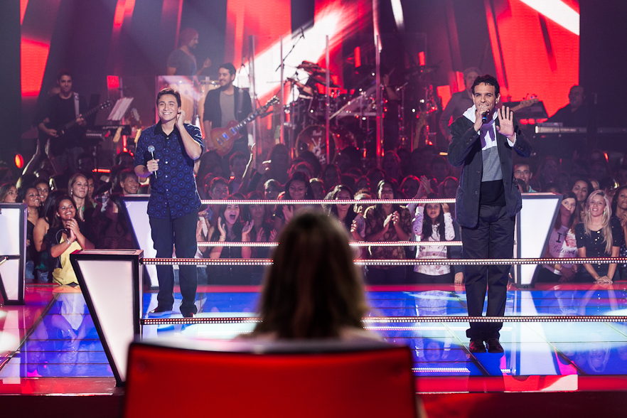 Breno e Paulo Loureiro subiram ao palco do The Voice Brasil para duelarem