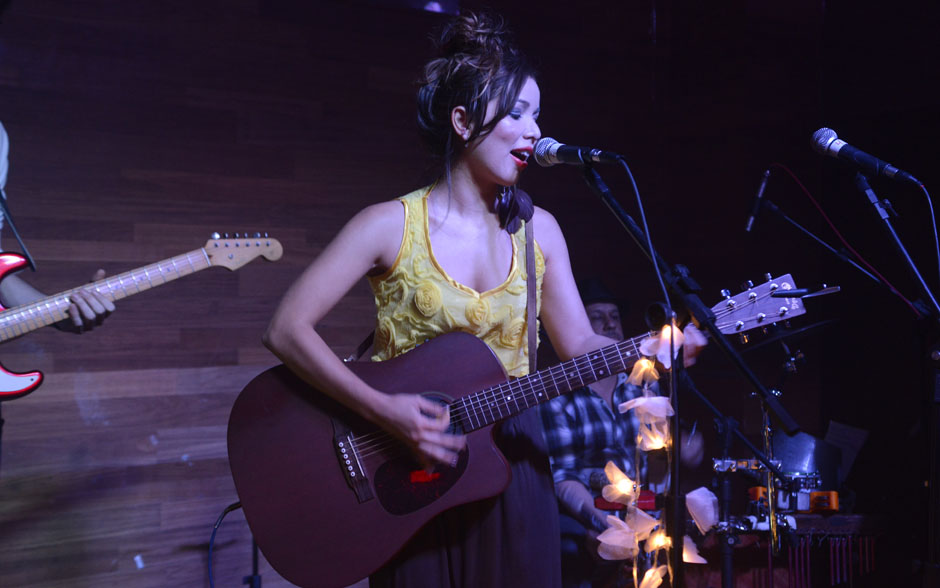 Liah Soares pega o violão e solta a bela voz na noite carioca, no domingo
