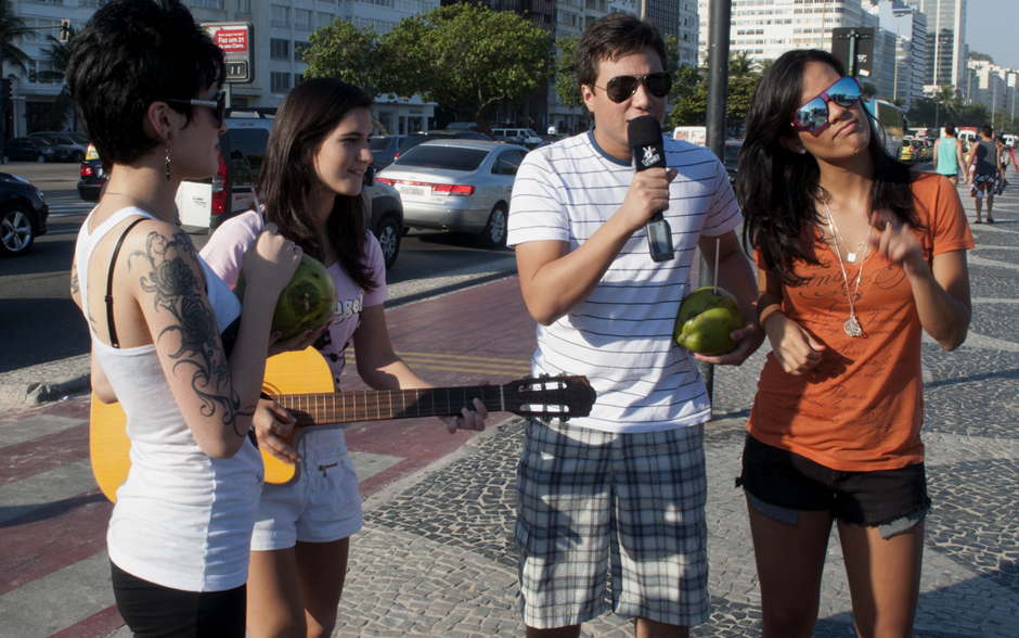 Bella Stone, Marianna Eis, Breno e Ju Moraes cantam em pleno Calçadão de Copacabana
