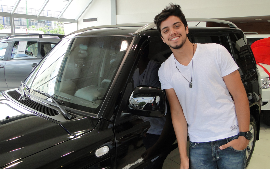 Rodrigo Simas ficou feliz da vida quando foi pegar seu carro