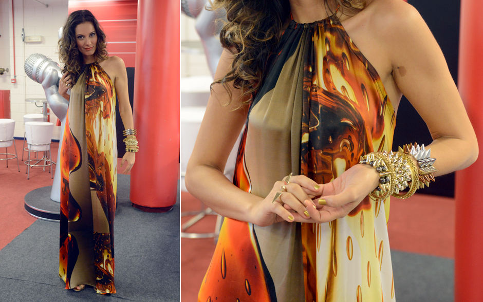 Luana Mallet usou um vestido longo de seda estampado com cores quentes