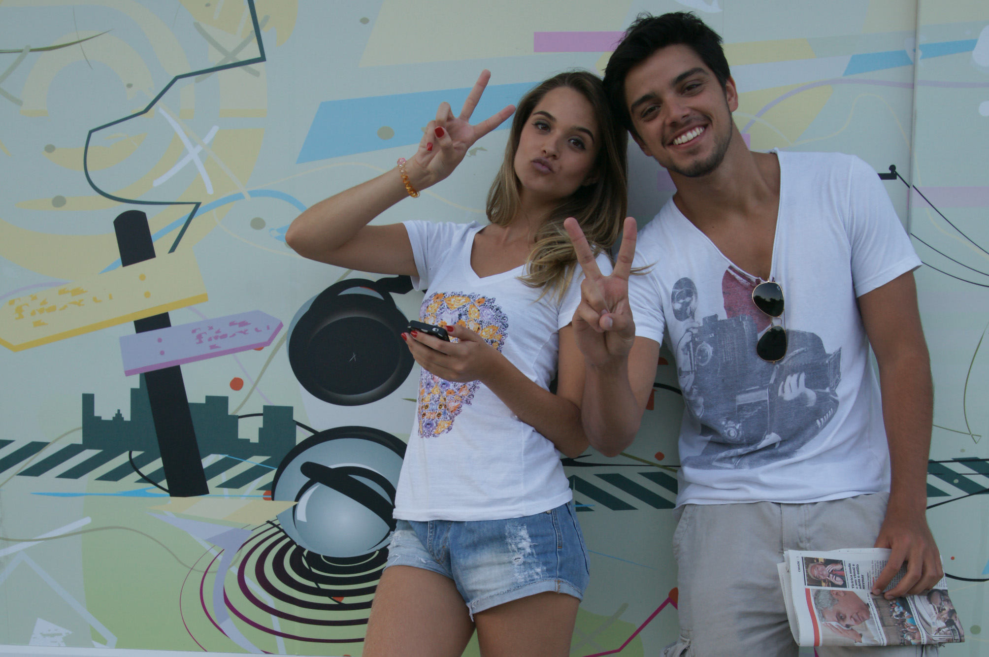Casal Malhação, Juliana Paiva e Rodrigo Simas, fazem o sinal do The Voice Brasil
