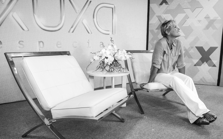 Xuxa curtindo tudo à sua volta nos bastidores