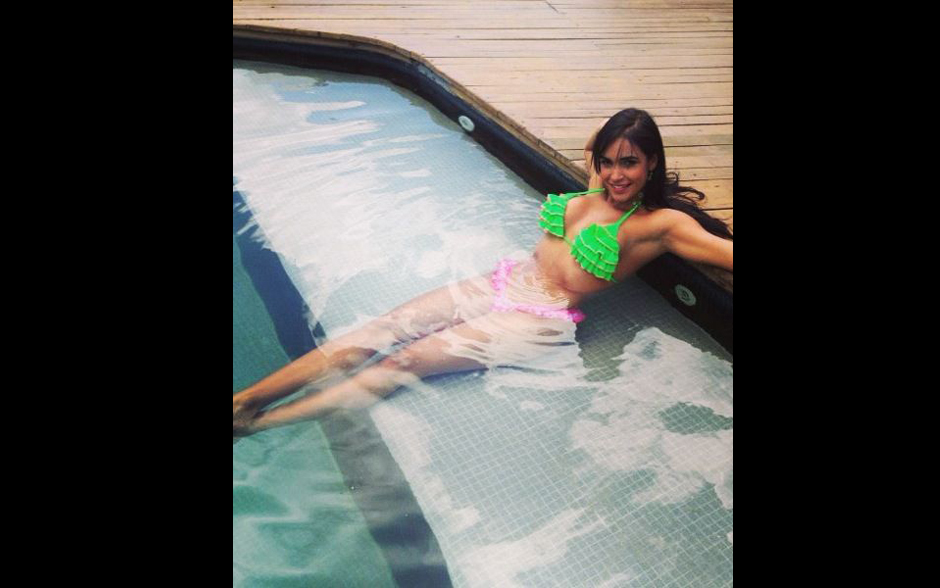 Dayane relaxou na piscina do resort