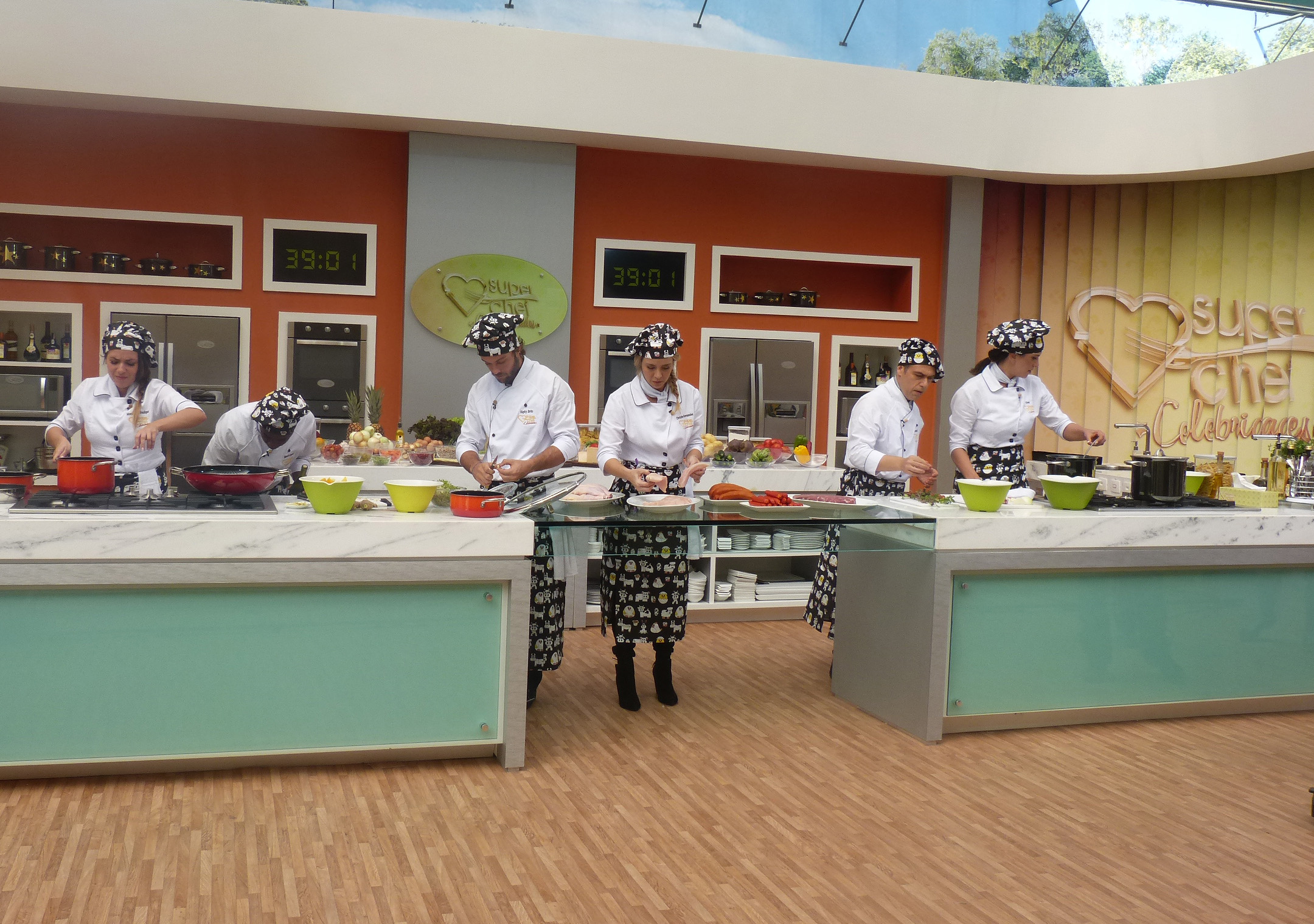 Os famosos colocam a mão na massa durante a prova de eliminação do Super Chef: 'Prato de Entrada' (Mais Você/TV Globo)