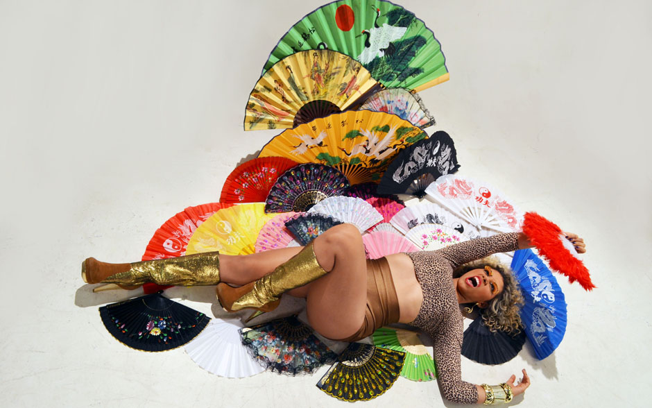 Aila Menezes faz pose irreverente sobre sua coleção de leques